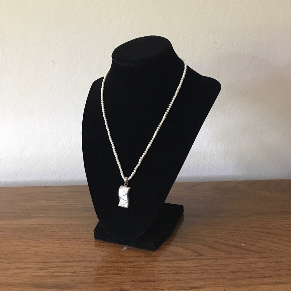 Pearl necklace with pearlescent pendant